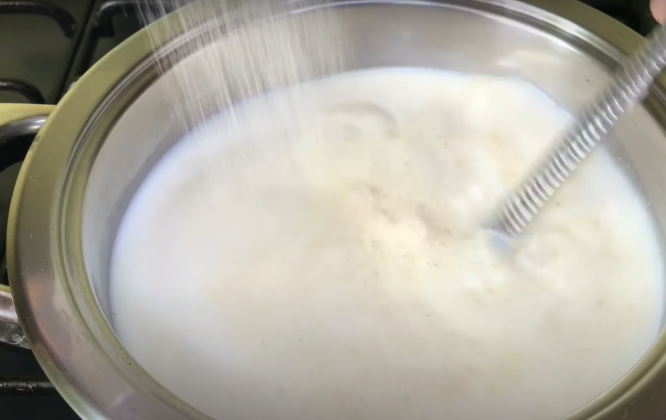 Буде смачна і без грудочок: 7 порад від господинь, щоб манна каша не "злипалась"